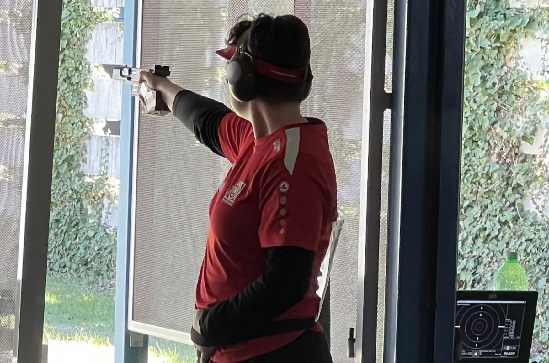 Nathalie während dem Sportpistolen Wettkampf