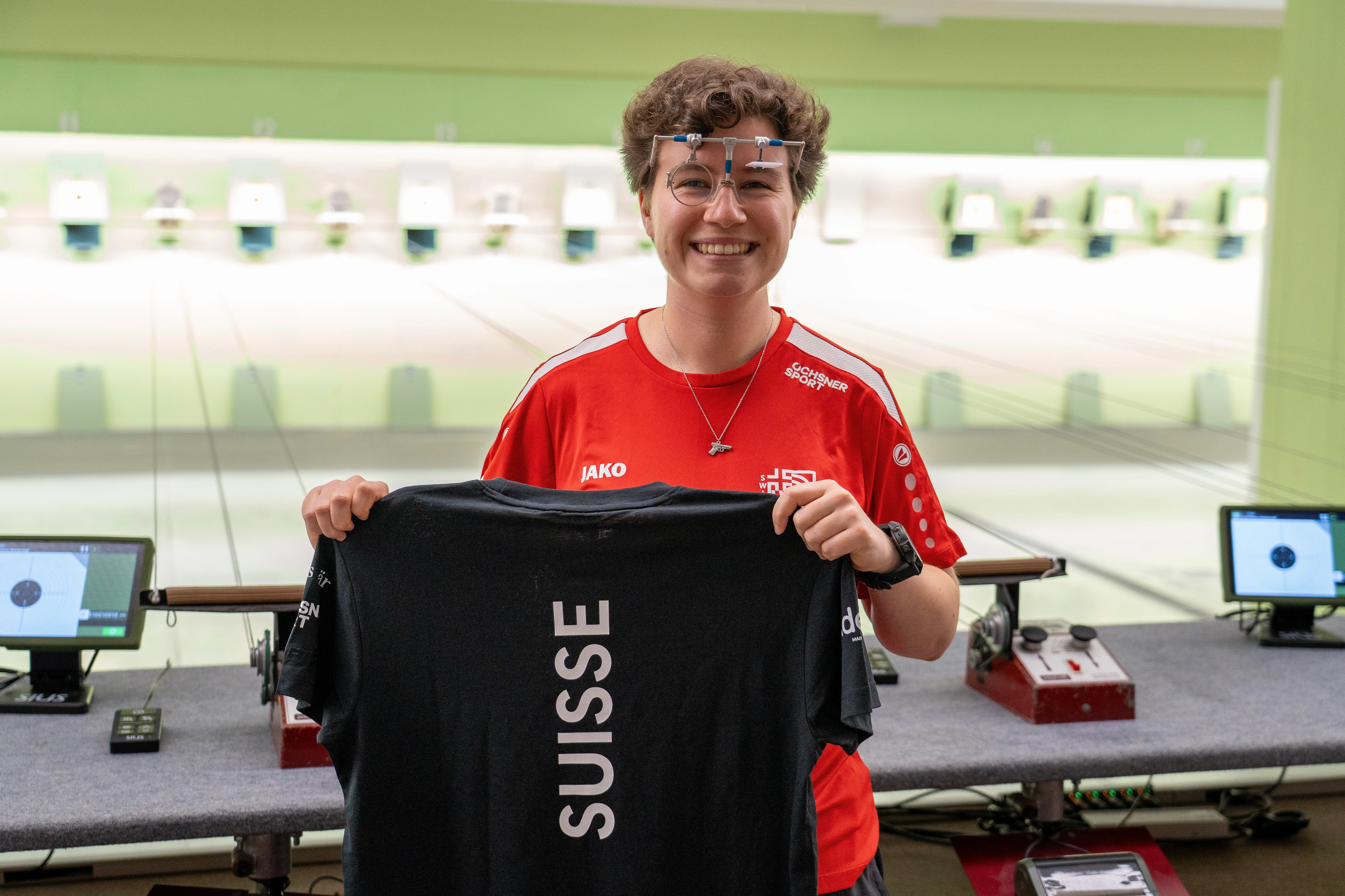 Nathalie mit dem Team Suisse T-Shirt in der Hand
